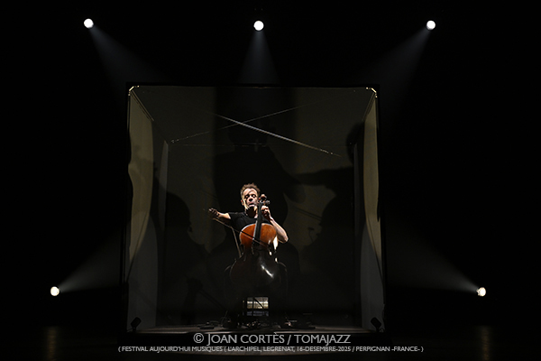 Gaspar Claus “Simple Music for Difficult Times” (Festival Aujourd’hui Musiques / L’Archipel, 2025-11-16. Perpignan -France-) Por Joan Cortès [INSTANTZZ AKA Galería fotográfica AKA Fotoblog de jazz, impro… y algo más] - Tomajazz - Gaspar Claus “Simple Music for Difficult Times” actuó en Festival Aujourd’hui Musiques en L’Archipel, Perpignan -France-, el 16 de novi2025-11-16. ) Por Joan Cortès [INSTANTZZ AKA