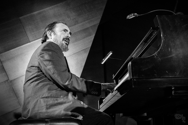 Federico Lechner - Chema Saiz "Satie for two" (Sinetiq. Música sin etiquetas. CentroCentro, Madrid. 2025-12-04) Por Sergio Cabanillas [INSTANTZZ AKA Galería fotográfica AKA Fotoblog de jazz, impro… y algo más] - Tomajazz - Federico Lechner - Chema Saiz "Satie for two" actuaron en el ciclo Sinetiq. Música sin etiquetas, en CentroCentro, Madrid, el 4 de diciembre de 2025. Sergio Cabanillas lo fotografía en INSTANTZZ