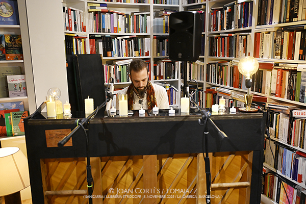 Jorge Quesada & Albert Pintor (Sangarra / Llibreria Strogoff, 2025-11-15 / La Garriga -Barcelona-) Por Joan Cortès [INSTANTZZ AKA Galería fotográfica AKA Fotoblog de jazz, impro… y algo más] - Tomajazz - Jorge Quesada & Albert Pintor actuaron en Llibreria Strogoff, La Garriga -Barcelona-, el 15 de noviembre de 2025. Joan Cortès lo retrata en INSTANTZZ. Con