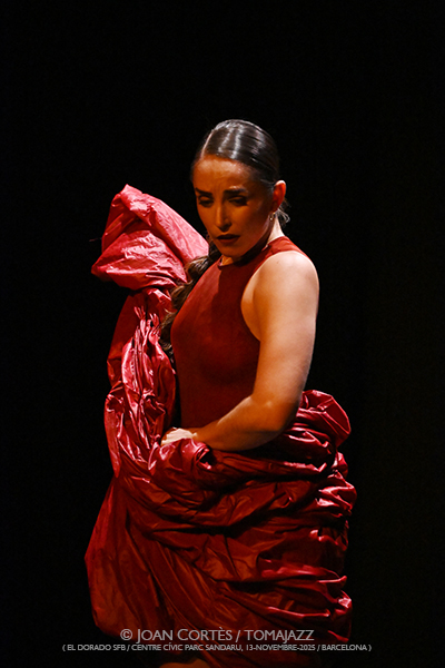 Paula Comitre & Orlando Bass “Aprés vous madame” (El Dorado sfb / Centre Cívic Parc Sandaru , 2025-11-13 / Barcelona) Por Joan Cortès [Flamencuras AKA INSTANTZZ AKA Galería fotográfica AKA Fotoblog de jazz, impro… y algo más] - Tomajazz - Paula Comitre & Orlando Bass “Aprés vous madame” actuaron en El Dorado sfb de Barcelona, el 13 de noviembre de 2025. Joan Cortès los retrata en las Flamencuras de INSTANTZZ