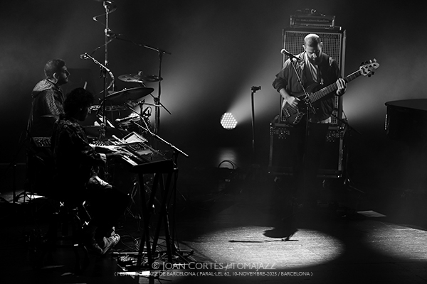 Tigran Hamasyan “Manifeste” (Festival de Jazz de Barcelona / Paral•lel 62, 2025-11-10. Barcelona) Por Joan Cortès [INSTANTZZ AKA Galería fotográfica AKA Fotoblog de jazz, impro… y algo más] - Tomajazz - Tigran Hamasyan “Manifeste” actuó en el 57 Festival de Jazz de Barcelona 2025 en Paral•lel 62, el 10 de noviembre de 2025. Joan Cortès lo retrata. Actuaron Tigran Hamasyan, Yessaï Karapetian, Marc Karapetian, Arman Mnatsakanyan 