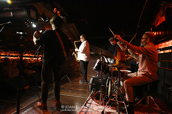 Eddie Mejía 4t “Paréntesis del Miedo” (Jamboree -sala 1-, 2025-11-14 / Barcelona) Por Joan Cortès [INSTANTZZ AKA Galería fotográfica AKA Fotoblog de jazz, impro… y algo más] - Tomajazz - Eddie Mejía 4t presentó “Paréntesis del Miedo” en Jamboree, Barcelona, el 14 de noviembre de 2025. Joan Cortès lo retrata en INSTANTZZ. Actuaron Eddie Mejía, Bill McHenry, Masa Kamaguchi, Ramon Prats, Magda Garre 