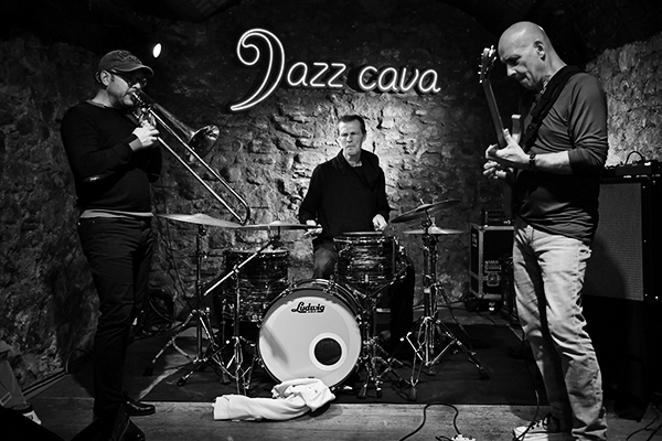 Samuel Blaser, Marc Ducret & Peter Bruun (Jazz Cava, 2025-11-20 / Vic -Barcelona-) Por Joan Cortès [INSTANTZZ AKA Galería fotográfica AKA Fotoblog de jazz, impro… y algo más] - Tomajazz - Samuel Blaser, Marc Ducret & Peter Bruun actuaron en la Jazz Cava de Vic, el 20 e noviembre de 2025. Joan Cortès lo retrata en INSTANTZZ