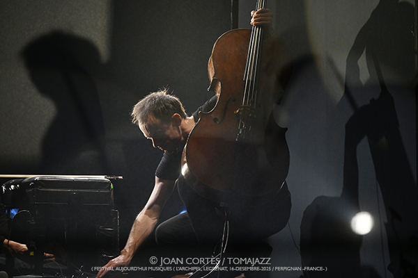 Gaspar Claus “Simple Music for Difficult Times” (Festival Aujourd’hui Musiques / L’Archipel, 2025-11-16. Perpignan -France-) Por Joan Cortès [INSTANTZZ AKA Galería fotográfica AKA Fotoblog de jazz, impro… y algo más] - Tomajazz - Gaspar Claus “Simple Music for Difficult Times” actuó en Festival Aujourd’hui Musiques en L’Archipel, Perpignan -France-, el 16 de novi2025-11-16. ) Por Joan Cortès [INSTANTZZ AKA