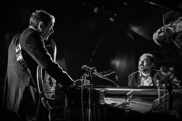 Federico Lechner - Chema Saiz "Satie for two" (Sinetiq. Música sin etiquetas. CentroCentro, Madrid. 2025-12-04) Por Sergio Cabanillas [INSTANTZZ AKA Galería fotográfica AKA Fotoblog de jazz, impro… y algo más] - Tomajazz - Federico Lechner - Chema Saiz "Satie for two" actuaron en el ciclo Sinetiq. Música sin etiquetas, en CentroCentro, Madrid, el 4 de diciembre de 2025. Sergio Cabanillas lo fotografía en INSTANTZZ