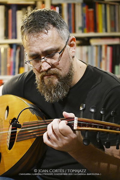 Jorge Quesada & Albert Pintor (Sangarra / Llibreria Strogoff, 2025-11-15 / La Garriga -Barcelona-) Por Joan Cortès [INSTANTZZ AKA Galería fotográfica AKA Fotoblog de jazz, impro… y algo más] - Tomajazz - Jorge Quesada & Albert Pintor actuaron en Llibreria Strogoff, La Garriga -Barcelona-, el 15 de noviembre de 2025. Joan Cortès lo retrata en INSTANTZZ. Con