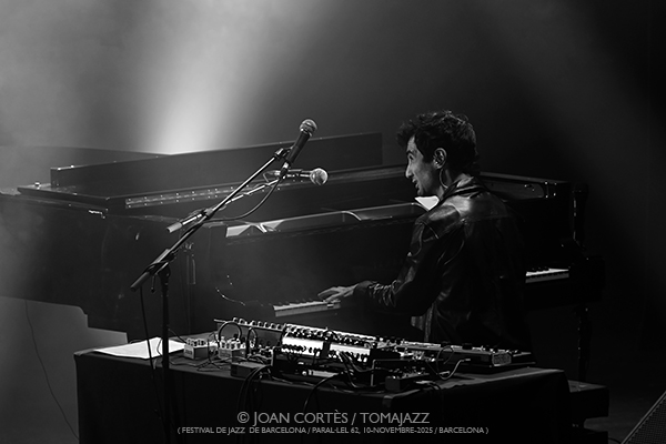 Tigran Hamasyan “Manifeste” (Festival de Jazz de Barcelona / Paral•lel 62, 2025-11-10. Barcelona) Por Joan Cortès [INSTANTZZ AKA Galería fotográfica AKA Fotoblog de jazz, impro… y algo más] - Tomajazz - Tigran Hamasyan “Manifeste” actuó en el 57 Festival de Jazz de Barcelona 2025 en Paral•lel 62, el 10 de noviembre de 2025. Joan Cortès lo retrata. Actuaron Tigran Hamasyan, Yessaï Karapetian, Marc Karapetian, Arman Mnatsakanyan 