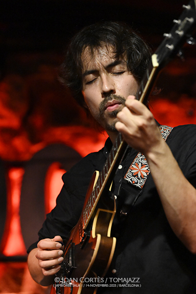 Eddie Mejía 4t “Paréntesis del Miedo” (Jamboree -sala 1-, 2025-11-14 / Barcelona) Por Joan Cortès [INSTANTZZ AKA Galería fotográfica AKA Fotoblog de jazz, impro… y algo más] - Tomajazz - Eddie Mejía 4t presentó “Paréntesis del Miedo” en Jamboree, Barcelona, el 14 de noviembre de 2025. Joan Cortès lo retrata en INSTANTZZ. Actuaron Eddie Mejía, Bill McHenry, Masa Kamaguchi, Ramon Prats, Magda Garre 