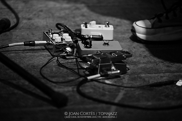 Samuel Blaser, Marc Ducret & Peter Bruun (Jazz Cava, 2025-11-20 / Vic -Barcelona-) Por Joan Cortès [INSTANTZZ AKA Galería fotográfica AKA Fotoblog de jazz, impro… y algo más] - Tomajazz - Samuel Blaser, Marc Ducret & Peter Bruun actuaron en la Jazz Cava de Vic, el 20 e noviembre de 2025. Joan Cortès lo retrata en INSTANTZZ