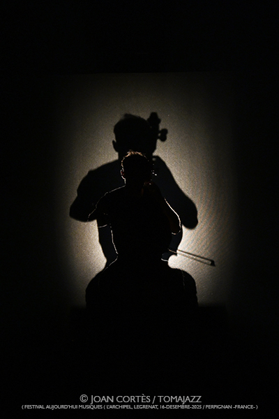 Gaspar Claus “Simple Music for Difficult Times” (Festival Aujourd’hui Musiques / L’Archipel, 2025-11-16. Perpignan -France-) Por Joan Cortès [INSTANTZZ AKA Galería fotográfica AKA Fotoblog de jazz, impro… y algo más] - Tomajazz - Gaspar Claus “Simple Music for Difficult Times” actuó en Festival Aujourd’hui Musiques en L’Archipel, Perpignan -France-, el 16 de novi2025-11-16. ) Por Joan Cortès [INSTANTZZ AKA