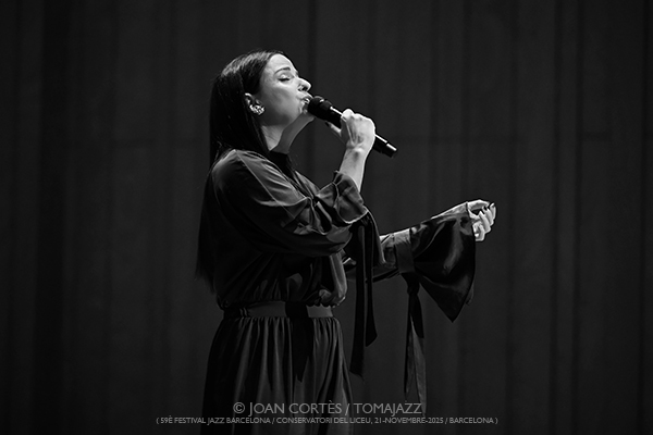 Lina & Marco Mezquida “O Fado” (59è Festival de Jazz de Barcelona / Conservatori del Liceu, 2025-11-21 / Barcelona) [03] Por Joan Cortès [INSTANTZZ AKA Galería fotográfica AKA Fotoblog de jazz, impro… y algo más] - Tomajazz - Lina & Marco Mezquida “O Fado” actuaron en el 59è Festival de Jazz de Barcelona, el 21 de noviembre de 2025. Joan Cortès lo retrata en INSTANTZZ
