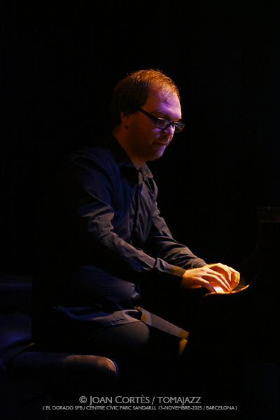 Paula Comitre & Orlando Bass “Aprés vous madame” (El Dorado sfb / Centre Cívic Parc Sandaru , 2025-11-13 / Barcelona) Por Joan Cortès [Flamencuras AKA INSTANTZZ AKA Galería fotográfica AKA Fotoblog de jazz, impro… y algo más] - Tomajazz - Paula Comitre & Orlando Bass “Aprés vous madame” actuaron en El Dorado sfb de Barcelona, el 13 de noviembre de 2025. Joan Cortès los retrata en las Flamencuras de INSTANTZZ