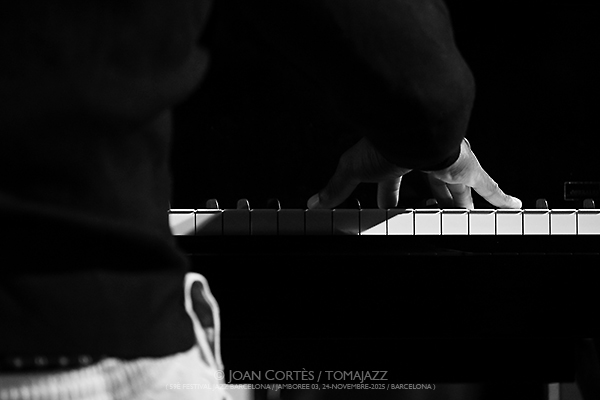 Paul Cornish Trio “You’re Exaggerating!” (57è Festival de Jazz de Barcelona / Jamboree, 2025-11-24 / Barcelona) [04] Por Joan Cortès [INSTANTZZ AKA Galería fotográfica AKA Fotoblog de jazz, impro… y algo más] - Tomajazz - Paul Cornish Trio “You’re Exaggerating!” actuó en el 57è Festival de Jazz de Barcelona, en Jamboree, el 24 de noviembre de 2025. Joan Cortès lo retrata en INSTANTZZ. Actuaron Paul Cornish, Jermaine Paul, Jonathan Pinson 