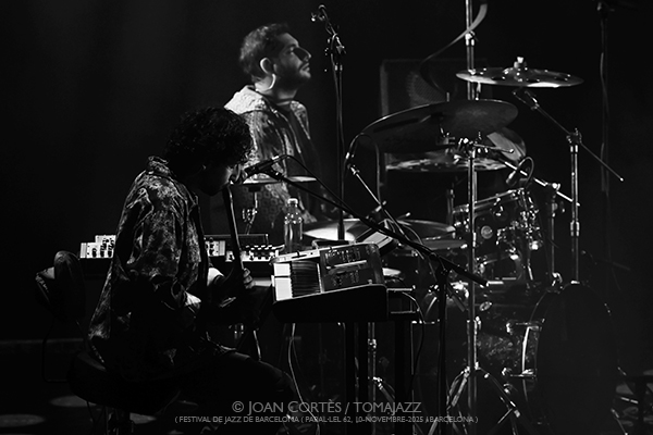 Tigran Hamasyan “Manifeste” (Festival de Jazz de Barcelona / Paral•lel 62, 2025-11-10. Barcelona) Por Joan Cortès [INSTANTZZ AKA Galería fotográfica AKA Fotoblog de jazz, impro… y algo más] - Tomajazz - Tigran Hamasyan “Manifeste” actuó en el 57 Festival de Jazz de Barcelona 2025 en Paral•lel 62, el 10 de noviembre de 2025. Joan Cortès lo retrata. Actuaron Tigran Hamasyan, Yessaï Karapetian, Marc Karapetian, Arman Mnatsakanyan 