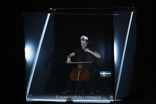 Gaspar Claus “Simple Music for Difficult Times” (Festival Aujourd’hui Musiques / L’Archipel, 2025-11-16. Perpignan -France-) Por Joan Cortès [INSTANTZZ AKA Galería fotográfica AKA Fotoblog de jazz, impro… y algo más] - Tomajazz - Gaspar Claus “Simple Music for Difficult Times” actuó en Festival Aujourd’hui Musiques en L’Archipel, Perpignan -France-, el 16 de novi2025-11-16. ) Por Joan Cortès [INSTANTZZ AKA