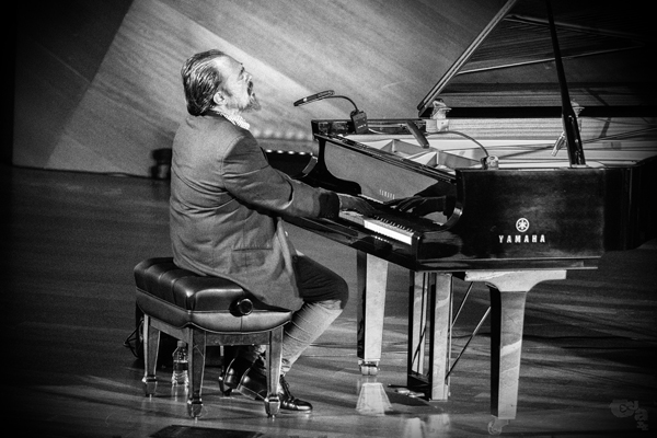 Federico Lechner - Chema Saiz "Satie for two" (Sinetiq. Música sin etiquetas. CentroCentro, Madrid. 2025-12-04) Por Sergio Cabanillas [INSTANTZZ AKA Galería fotográfica AKA Fotoblog de jazz, impro… y algo más] - Tomajazz - Federico Lechner - Chema Saiz "Satie for two" actuaron en el ciclo Sinetiq. Música sin etiquetas, en CentroCentro, Madrid, el 4 de diciembre de 2025. Sergio Cabanillas lo fotografía en INSTANTZZ