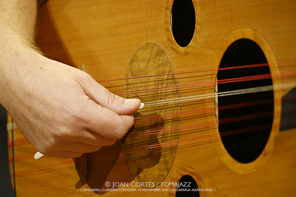 Jorge Quesada & Albert Pintor (Sangarra / Llibreria Strogoff, 2025-11-15 / La Garriga -Barcelona-) Por Joan Cortès [INSTANTZZ AKA Galería fotográfica AKA Fotoblog de jazz, impro… y algo más] - Tomajazz - Jorge Quesada & Albert Pintor actuaron en Llibreria Strogoff, La Garriga -Barcelona-, el 15 de noviembre de 2025. Joan Cortès lo retrata en INSTANTZZ. Con