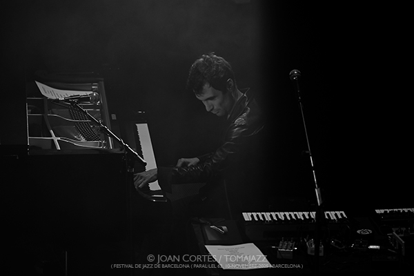 Tigran Hamasyan “Manifeste” (Festival de Jazz de Barcelona / Paral•lel 62, 2025-11-10. Barcelona) Por Joan Cortès [INSTANTZZ AKA Galería fotográfica AKA Fotoblog de jazz, impro… y algo más] - Tomajazz - Tigran Hamasyan “Manifeste” actuó en el 57 Festival de Jazz de Barcelona 2025 en Paral•lel 62, el 10 de noviembre de 2025. Joan Cortès lo retrata. Actuaron Tigran Hamasyan, Yessaï Karapetian, Marc Karapetian, Arman Mnatsakanyan 