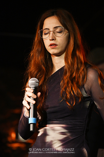 Eddie Mejía 4t “Paréntesis del Miedo” (Jamboree -sala 1-, 2025-11-14 / Barcelona) Por Joan Cortès [INSTANTZZ AKA Galería fotográfica AKA Fotoblog de jazz, impro… y algo más] - Tomajazz - Eddie Mejía 4t presentó “Paréntesis del Miedo” en Jamboree, Barcelona, el 14 de noviembre de 2025. Joan Cortès lo retrata en INSTANTZZ. Actuaron Eddie Mejía, Bill McHenry, Masa Kamaguchi, Ramon Prats, Magda Garre 