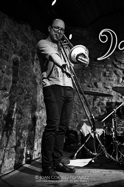Samuel Blaser, Marc Ducret & Peter Bruun (Jazz Cava, 2025-11-20 / Vic -Barcelona-) Por Joan Cortès [INSTANTZZ AKA Galería fotográfica AKA Fotoblog de jazz, impro… y algo más] - Tomajazz - Samuel Blaser, Marc Ducret & Peter Bruun actuaron en la Jazz Cava de Vic, el 20 e noviembre de 2025. Joan Cortès lo retrata en INSTANTZZ