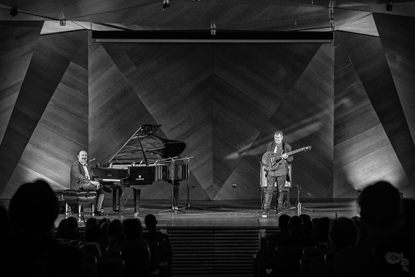 Federico Lechner - Chema Saiz "Satie for two" (Sinetiq. Música sin etiquetas. CentroCentro, Madrid. 2025-12-04) Por Sergio Cabanillas [INSTANTZZ AKA Galería fotográfica AKA Fotoblog de jazz, impro… y algo más] - Tomajazz - Federico Lechner - Chema Saiz "Satie for two" actuaron en el ciclo Sinetiq. Música sin etiquetas, en CentroCentro, Madrid, el 4 de diciembre de 2025. Sergio Cabanillas lo fotografía en INSTANTZZ