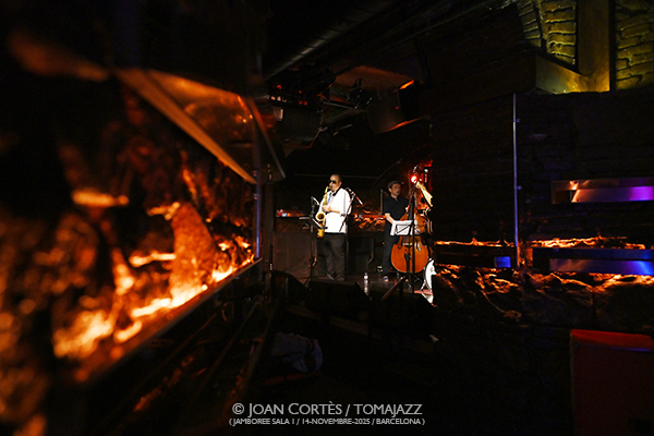 Eddie Mejía 4t “Paréntesis del Miedo” (Jamboree -sala 1-, 2025-11-14 / Barcelona) Por Joan Cortès [INSTANTZZ AKA Galería fotográfica AKA Fotoblog de jazz, impro… y algo más] - Tomajazz - Eddie Mejía 4t presentó “Paréntesis del Miedo” en Jamboree, Barcelona, el 14 de noviembre de 2025. Joan Cortès lo retrata en INSTANTZZ. Actuaron Eddie Mejía, Bill McHenry, Masa Kamaguchi, Ramon Prats, Magda Garre 