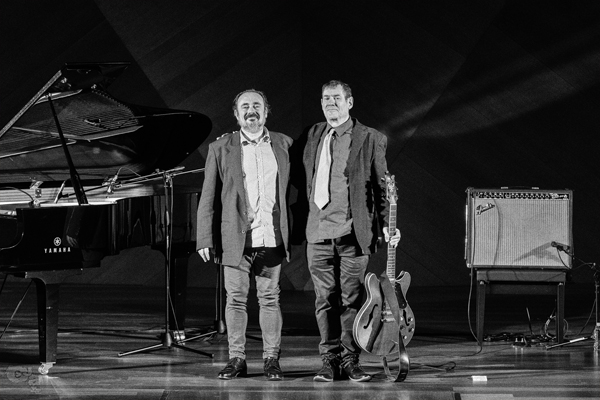 Federico Lechner - Chema Saiz "Satie for two" (Sinetiq. Música sin etiquetas. CentroCentro, Madrid. 2025-12-04) Por Sergio Cabanillas [INSTANTZZ AKA Galería fotográfica AKA Fotoblog de jazz, impro… y algo más] - Tomajazz - Federico Lechner - Chema Saiz "Satie for two" actuaron en el ciclo Sinetiq. Música sin etiquetas, en CentroCentro, Madrid, el 4 de diciembre de 2025. Sergio Cabanillas lo fotografía en INSTANTZZ