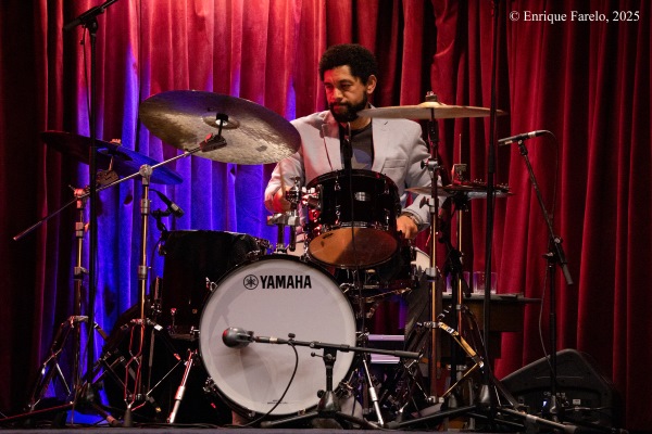 Iván Melón Lewis "Luces y Sombras" (Inauguración Babylon Jazz Club, Madrid. 2025-12-19) Por Enrique Farelo [Concierto de jazz] - Tomajazz - Iván Melón Lewis presentó "Luces y Sombras" en la inauguración de Babylon Jazz Club de Madrid, el 19 de diciembre de 2025. Enrique Farelo lo cuenta