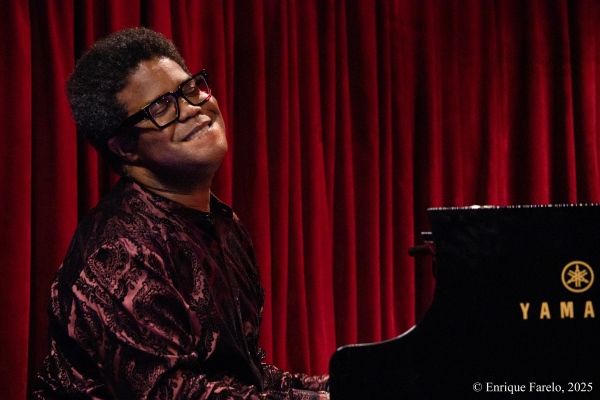 Iván Melón Lewis "Luces y Sombras" (Inauguración Babylon Jazz Club, Madrid. 2025-12-19) Por Enrique Farelo [Concierto de jazz] - Tomajazz - Iván Melón Lewis presentó "Luces y Sombras" en la inauguración de Babylon Jazz Club de Madrid, el 19 de diciembre de 2025. Enrique Farelo lo cuenta