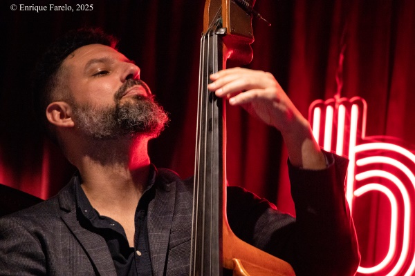 Iván Melón Lewis "Luces y Sombras" (Inauguración Babylon Jazz Club, Madrid. 2025-12-19) Por Enrique Farelo [Concierto de jazz] - Tomajazz - Iván Melón Lewis presentó "Luces y Sombras" en la inauguración de Babylon Jazz Club de Madrid, el 19 de diciembre de 2025. Enrique Farelo lo cuenta