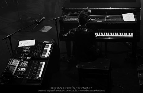 Tigran Hamasyan “Manifeste” (Festival de Jazz de Barcelona / Paral•lel 62, 2025-11-10. Barcelona) Por Joan Cortès [INSTANTZZ AKA Galería fotográfica AKA Fotoblog de jazz, impro… y algo más] - Tomajazz - Tigran Hamasyan “Manifeste” actuó en el 57 Festival de Jazz de Barcelona 2025 en Paral•lel 62, el 10 de noviembre de 2025. Joan Cortès lo retrata en INSTANTZZ. Actuaron Tigran Hamasyan, Yessaï Karapetian, Marc Karapetian, Arman Mnatsakanyan