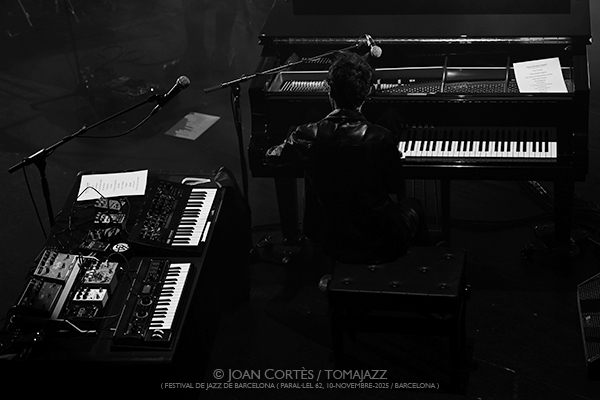 Tigran Hamasyan “Manifeste” (Festival de Jazz de Barcelona / Paral•lel 62, 2025-11-10. Barcelona) Por Joan Cortès [INSTANTZZ AKA Galería fotográfica AKA Fotoblog de jazz, impro… y algo más] - Tomajazz - Tigran Hamasyan “Manifeste” actuó en el 57 Festival de Jazz de Barcelona 2025 en Paral•lel 62, el 10 de noviembre de 2025. Joan Cortès lo retrata en INSTANTZZ. Actuaron Tigran Hamasyan, Yessaï Karapetian, Marc Karapetian, Arman Mnatsakanyan