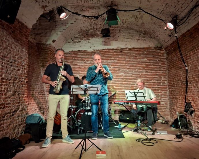 Lugares donde aún es posible escuchar jazz comme il faut - lugares donde no. Por Chema García [Escrito de jazz AKA El Rincón de Chema] [Diciembre de 2025] - Tomajazz - Lugares donde aún es posible escuchar jazz comme il faut - lugares donde no es la nueva entrega del Rincón de Chema (García) con ocasión del concierto de Pocket Corner en el CC La Tortuga de Lavapiés (Madrid)