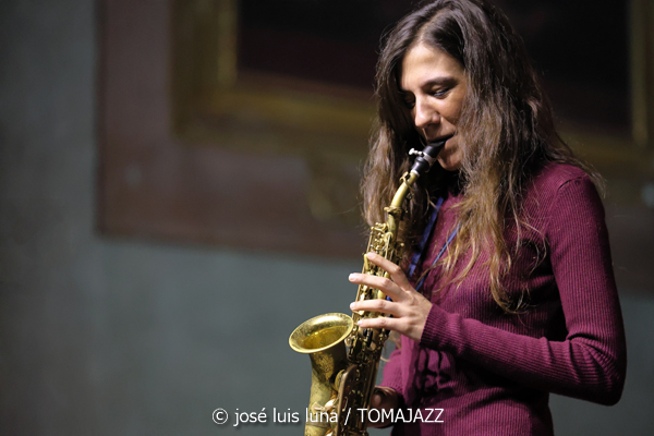 Eva Fernández Trío (9º Alternatilla Jazz Festival 2025. Església del Convent de Sant Domingo. Pollença. 2025-12-07) Por José Luis Luna Rocafort [INSTANTZZ AKA Galería fotográfica AKA Fotoblog de jazz, impro… y algo más] - Tomajazz - Eva Fernández Trío actuó en el 9º Alternatilla Jazz Festival 2025, en la Església del Convent de Sant Domingo, Pollença, el 7 de diciembre de 2025. José Luis Luna Rocafort lo retrata en INSTANTZZ AKA Galería fotográfica AKA Fotoblog de jazz, impro… y algo más]