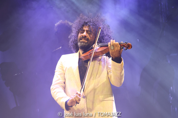 Ara Malikian (Trui Teatre. Palma de Mallorca. 2026-01-11) Por José Luis Luna Rocafort [INSTANTZZ AKA Galería fotográfica AKA Fotoblog de jazz, impro… y algo más] - Tomajazz - Ara Malikian actuó en Trui Teatre de Palma de Mallorca el 11 de enero de 2026. José Luis Luna Rocafort lo retrata en INSTANTZZ. Con Ara Malikian, Iván "Melón" Lewis, Dayan Abad García, Iván Ruiz Machado, Georvis ico Millán