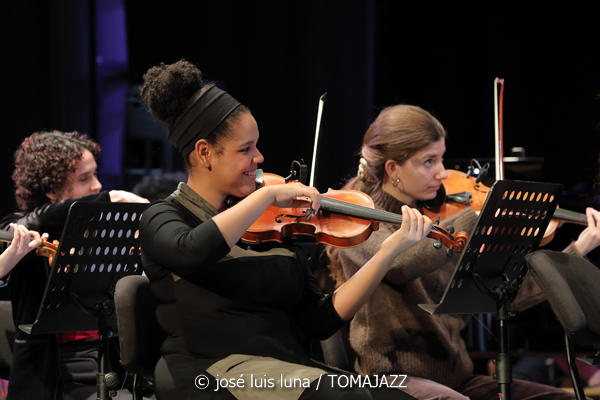 VooDoo Children Collective (9º Alternatilla Jazz Festival 2025. Auditori de Porreres. Mallorca. 2025-12-06) Por José Luis Luna Rocafort [INSTANTZZ AKA Galería fotográfica AKA Fotoblog de jazz, impro… y algo más] - Tomajazz - VooDoo Children Collective actuó en el 9º Alternatilla Jazz Festival 2025 en el Auditori de Porreres, Mallorca, el 6 de diciembre de 2025. José Luis Luna Rocafort lo retrata en INSTANTZZ. Actuaron Toni Vaquer, Diego Hervalejo, Camil Alcarazo, Joan Garcias, Ferran Martínez, Aina Tramullas, Antònia Santandreu, Carlos Cortés, Andreu Pitarch, Enric Fuster, Julian Sánchez, Maria Antònia Gili, Pep Garau, Víctor Carrascosa, Andreu Roig, Miguel Moisés, Miquel Gayà, Tomeu Garcias, Miquel Àngel Rigo, Miguel "Pintxo" Villar, Roque García, Tete Leal, Xavi Maldonado, Anggie Obin, Fernando Brox, Caterina Obrador, Ana Rodrigo, Joan Rotger, Roser Julià, Shanti Easton, Sinéad Cormican, Aina Mateu, Clementina Boeykens, Carmela Font, Macià Cerdà, Miquel Bennasar