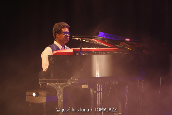 Ara Malikian (Trui Teatre. Palma de Mallorca. 2026-01-11) Por José Luis Luna Rocafort [INSTANTZZ AKA Galería fotográfica AKA Fotoblog de jazz, impro… y algo más] - Tomajazz - Ara Malikian actuó en Trui Teatre de Palma de Mallorca el 11 de enero de 2026. José Luis Luna Rocafort lo retrata en INSTANTZZ. Con Ara Malikian, Iván "Melón" Lewis, Dayan Abad García, Iván Ruiz Machado, Georvis ico Millán