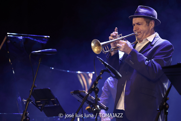 La Vella Dixieland. 45 anys (9º Alternatilla Jazz Festival 2025. Teatre Principal d'Inca. Mallorca. 2025-12-05) Por José Luis Luna Rocafort [INSTANTZZ AKA Galería fotográfica AKA Fotoblog de jazz, impro… y algo más] - Tomajazz - La Vella Dixieland. 45 anys actuó en el 9º Alternatilla Jazz Festival en el Teatre Principal d'Inca, Mallorca, el 5 de diciembre de 2025. José Luis Luna Rocafort lo retrata en INSTANTZZ. Actuaron Pep Gol, Pau Casares, Xavier Manau, Benoît Poinsot, Lluc Casares, Oriol Vallès, Pablo Martín, Gerard Nieto, Josemi Moraleda, Pinyu Martí