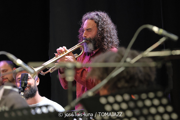 VooDoo Children Collective (9º Alternatilla Jazz Festival 2025. Auditori de Porreres. Mallorca. 2025-12-06) Por José Luis Luna Rocafort [INSTANTZZ AKA Galería fotográfica AKA Fotoblog de jazz, impro… y algo más] - Tomajazz - VooDoo Children Collective actuó en el 9º Alternatilla Jazz Festival 2025 en el Auditori de Porreres, Mallorca, el 6 de diciembre de 2025. José Luis Luna Rocafort lo retrata en INSTANTZZ. Actuaron Toni Vaquer, Diego Hervalejo, Camil Alcarazo, Joan Garcias, Ferran Martínez, Aina Tramullas, Antònia Santandreu, Carlos Cortés, Andreu Pitarch, Enric Fuster, Julian Sánchez, Maria Antònia Gili, Pep Garau, Víctor Carrascosa, Andreu Roig, Miguel Moisés, Miquel Gayà, Tomeu Garcias, Miquel Àngel Rigo, Miguel "Pintxo" Villar, Roque García, Tete Leal, Xavi Maldonado, Anggie Obin, Fernando Brox, Caterina Obrador, Ana Rodrigo, Joan Rotger, Roser Julià, Shanti Easton, Sinéad Cormican, Aina Mateu, Clementina Boeykens, Carmela Font, Macià Cerdà, Miquel Bennasar