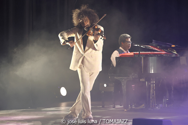 Ara Malikian (Trui Teatre. Palma de Mallorca. 2026-01-11) Por José Luis Luna Rocafort [INSTANTZZ AKA Galería fotográfica AKA Fotoblog de jazz, impro… y algo más] - Tomajazz - Ara Malikian actuó en Trui Teatre de Palma de Mallorca el 11 de enero de 2026. José Luis Luna Rocafort lo retrata en INSTANTZZ. Con Ara Malikian, Iván "Melón" Lewis, Dayan Abad García, Iván Ruiz Machado, Georvis ico Millán