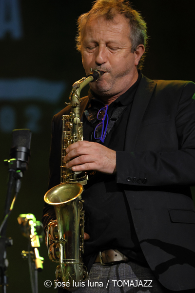 La Vella Dixieland. 45 anys (9º Alternatilla Jazz Festival 2025. Teatre Principal d'Inca. Mallorca. 2025-12-05) Por José Luis Luna Rocafort [INSTANTZZ AKA Galería fotográfica AKA Fotoblog de jazz, impro… y algo más] - Tomajazz - La Vella Dixieland. 45 anys actuó en el 9º Alternatilla Jazz Festival en el Teatre Principal d'Inca, Mallorca, el 5 de diciembre de 2025. José Luis Luna Rocafort lo retrata en INSTANTZZ. Actuaron Pep Gol, Pau Casares, Xavier Manau, Benoît Poinsot, Lluc Casares, Oriol Vallès, Pablo Martín, Gerard Nieto, Josemi Moraleda, Pinyu Martí