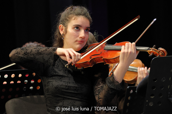 VooDoo Children Collective (9º Alternatilla Jazz Festival 2025. Auditori de Porreres. Mallorca. 2025-12-06) Por José Luis Luna Rocafort [INSTANTZZ AKA Galería fotográfica AKA Fotoblog de jazz, impro… y algo más] - Tomajazz - VooDoo Children Collective actuó en el 9º Alternatilla Jazz Festival 2025 en el Auditori de Porreres, Mallorca, el 6 de diciembre de 2025. José Luis Luna Rocafort lo retrata en INSTANTZZ. Actuaron Toni Vaquer, Diego Hervalejo, Camil Alcarazo, Joan Garcias, Ferran Martínez, Aina Tramullas, Antònia Santandreu, Carlos Cortés, Andreu Pitarch, Enric Fuster, Julian Sánchez, Maria Antònia Gili, Pep Garau, Víctor Carrascosa, Andreu Roig, Miguel Moisés, Miquel Gayà, Tomeu Garcias, Miquel Àngel Rigo, Miguel "Pintxo" Villar, Roque García, Tete Leal, Xavi Maldonado, Anggie Obin, Fernando Brox, Caterina Obrador, Ana Rodrigo, Joan Rotger, Roser Julià, Shanti Easton, Sinéad Cormican, Aina Mateu, Clementina Boeykens, Carmela Font, Macià Cerdà, Miquel Bennasar