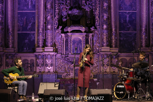 Eva Fernández Trío (9º Alternatilla Jazz Festival 2025. Església del Convent de Sant Domingo. Pollença. 2025-12-07) Por José Luis Luna Rocafort [INSTANTZZ AKA Galería fotográfica AKA Fotoblog de jazz, impro… y algo más] - Tomajazz - Eva Fernández Trío actuó en el 9º Alternatilla Jazz Festival 2025, en la Església del Convent de Sant Domingo, Pollença, el 7 de diciembre de 2025. José Luis Luna Rocafort lo retrata en INSTANTZZ AKA Galería fotográfica AKA Fotoblog de jazz, impro… y algo más]