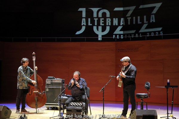 Richard Galliano "New Viaggio Trio" (9º Alternatilla Jazz Festival 2025. Conservatori Superior de Música de les Illes Balears. Palma. 2025-12-07) Por José Luis Luna Rocafort [INSTANTZZ AKA Galería fotográfica AKA Fotoblog de jazz, impro… y algo más] - Tomajazz - Richard Galliano "New Viaggio Trio" actuó en el 9º Alternatilla Jazz Festival, en CSM de les Illes Balears en Palma, el 7 de diciembre de 2025. José Luis Luna Rocafort lo retrata en INSTANTZZ. Actuaron Richard Galliano, Adrien Moignard, Philippe Aerts