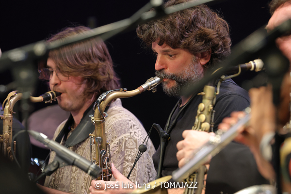 VooDoo Children Collective (9º Alternatilla Jazz Festival 2025. Auditori de Porreres. Mallorca. 2025-12-06) Por José Luis Luna Rocafort [INSTANTZZ AKA Galería fotográfica AKA Fotoblog de jazz, impro… y algo más] - Tomajazz - VooDoo Children Collective actuó en el 9º Alternatilla Jazz Festival 2025 en el Auditori de Porreres, Mallorca, el 6 de diciembre de 2025. José Luis Luna Rocafort lo retrata en INSTANTZZ. Actuaron Toni Vaquer, Diego Hervalejo, Camil Alcarazo, Joan Garcias, Ferran Martínez, Aina Tramullas, Antònia Santandreu, Carlos Cortés, Andreu Pitarch, Enric Fuster, Julian Sánchez, Maria Antònia Gili, Pep Garau, Víctor Carrascosa, Andreu Roig, Miguel Moisés, Miquel Gayà, Tomeu Garcias, Miquel Àngel Rigo, Miguel "Pintxo" Villar, Roque García, Tete Leal, Xavi Maldonado, Anggie Obin, Fernando Brox, Caterina Obrador, Ana Rodrigo, Joan Rotger, Roser Julià, Shanti Easton, Sinéad Cormican, Aina Mateu, Clementina Boeykens, Carmela Font, Macià Cerdà, Miquel Bennasar