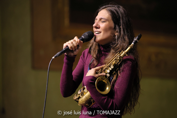 Eva Fernández Trío (9º Alternatilla Jazz Festival 2025. Església del Convent de Sant Domingo. Pollença. 2025-12-07) Por José Luis Luna Rocafort [INSTANTZZ AKA Galería fotográfica AKA Fotoblog de jazz, impro… y algo más] - Tomajazz - Eva Fernández Trío actuó en el 9º Alternatilla Jazz Festival 2025, en la Església del Convent de Sant Domingo, Pollença, el 7 de diciembre de 2025. José Luis Luna Rocafort lo retrata en INSTANTZZ AKA Galería fotográfica AKA Fotoblog de jazz, impro… y algo más]