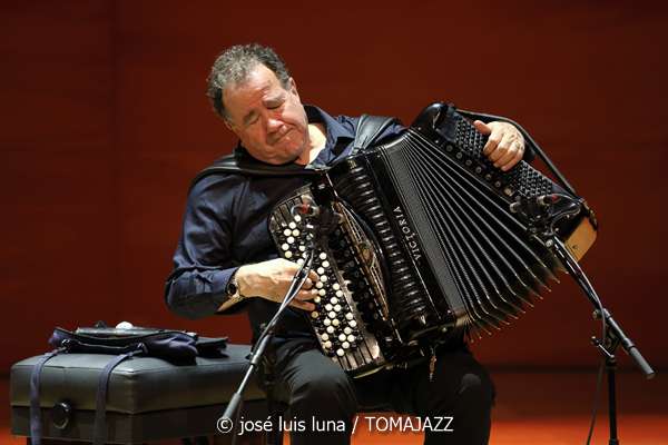 Richard Galliano "New Viaggio Trio" (9º Alternatilla Jazz Festival 2025. Conservatori Superior de Música de les Illes Balears. Palma. 2025-12-07) Por José Luis Luna Rocafort [INSTANTZZ AKA Galería fotográfica AKA Fotoblog de jazz, impro… y algo más] - Tomajazz - Richard Galliano "New Viaggio Trio" actuó en el 9º Alternatilla Jazz Festival, en CSM de les Illes Balears en Palma, el 7 de diciembre de 2025. José Luis Luna Rocafort lo retrata en INSTANTZZ. Actuaron Richard Galliano, Adrien Moignard, Philippe Aerts