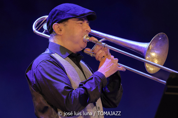 La Vella Dixieland. 45 anys (9º Alternatilla Jazz Festival 2025. Teatre Principal d'Inca. Mallorca. 2025-12-05) Por José Luis Luna Rocafort [INSTANTZZ AKA Galería fotográfica AKA Fotoblog de jazz, impro… y algo más] - Tomajazz - La Vella Dixieland. 45 anys actuó en el 9º Alternatilla Jazz Festival en el Teatre Principal d'Inca, Mallorca, el 5 de diciembre de 2025. José Luis Luna Rocafort lo retrata en INSTANTZZ. Actuaron Pep Gol, Pau Casares, Xavier Manau, Benoît Poinsot, Lluc Casares, Oriol Vallès, Pablo Martín, Gerard Nieto, Josemi Moraleda, Pinyu Martí