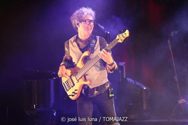 Ara Malikian (Trui Teatre. Palma de Mallorca. 2026-01-11) Por José Luis Luna Rocafort [INSTANTZZ AKA Galería fotográfica AKA Fotoblog de jazz, impro… y algo más] - Tomajazz - Ara Malikian actuó en Trui Teatre de Palma de Mallorca el 11 de enero de 2026. José Luis Luna Rocafort lo retrata en INSTANTZZ. Con Ara Malikian, Iván "Melón" Lewis, Dayan Abad García, Iván Ruiz Machado, Georvis ico Millán