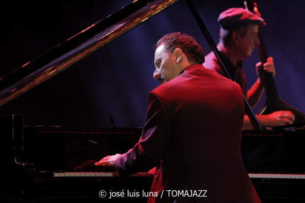 La Vella Dixieland. 45 anys (9º Alternatilla Jazz Festival 2025. Teatre Principal d'Inca. Mallorca. 2025-12-05) Por José Luis Luna Rocafort [INSTANTZZ AKA Galería fotográfica AKA Fotoblog de jazz, impro… y algo más] - Tomajazz - La Vella Dixieland. 45 anys actuó en el 9º Alternatilla Jazz Festival en el Teatre Principal d'Inca, Mallorca, el 5 de diciembre de 2025. José Luis Luna Rocafort lo retrata en INSTANTZZ. Actuaron Pep Gol, Pau Casares, Xavier Manau, Benoît Poinsot, Lluc Casares, Oriol Vallès, Pablo Martín, Gerard Nieto, Josemi Moraleda, Pinyu Martí